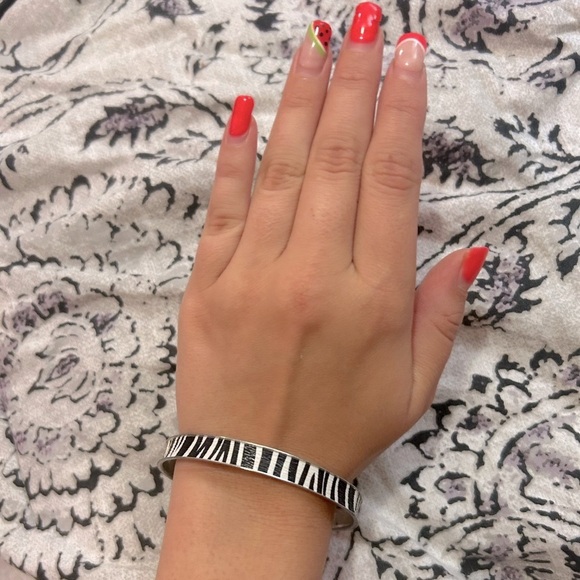 Elegant Zebra Stripe Bangle Bracelet - Picture 1 of 3